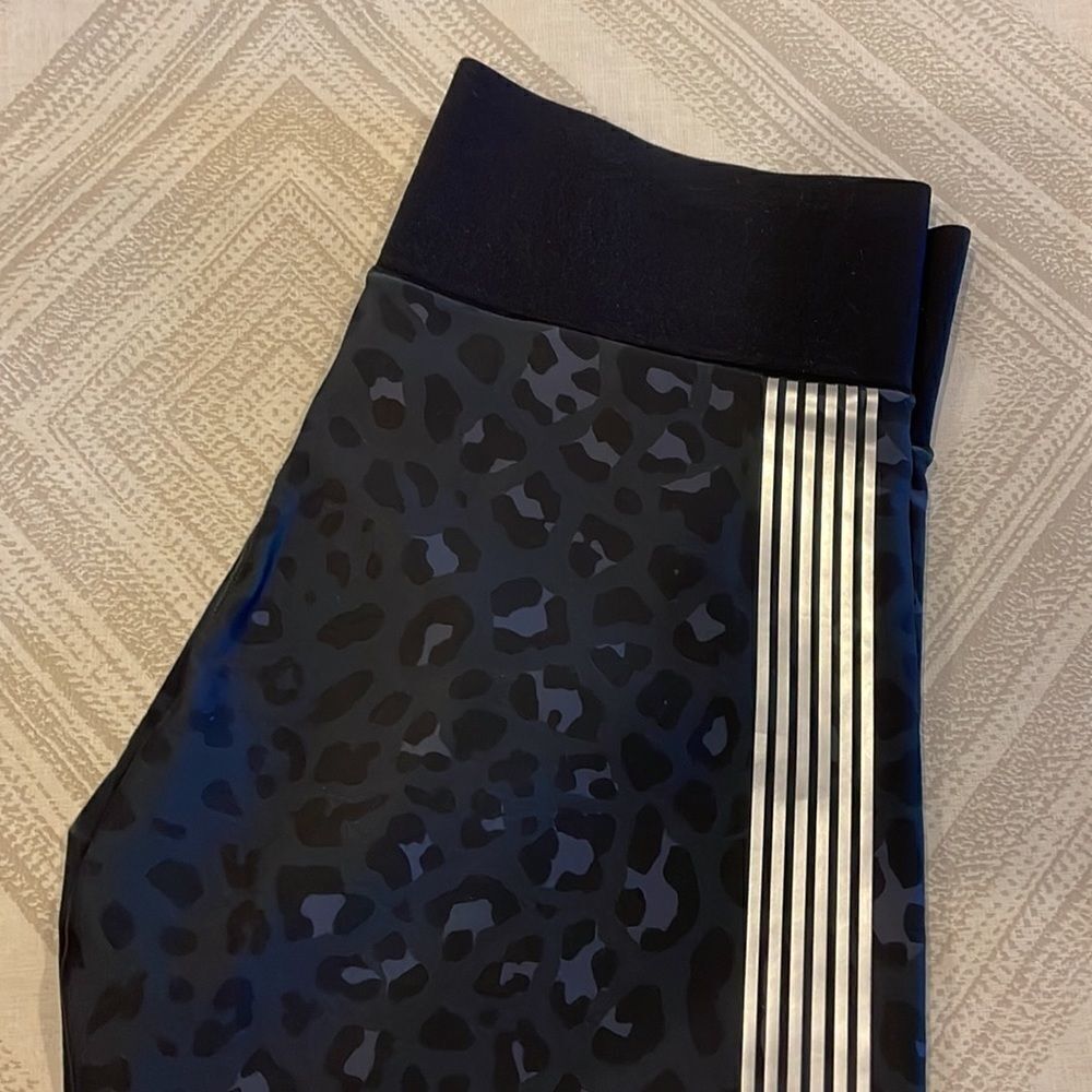 ULTRACOR Leopard Pattern with Silver Side Stripe … - image 2